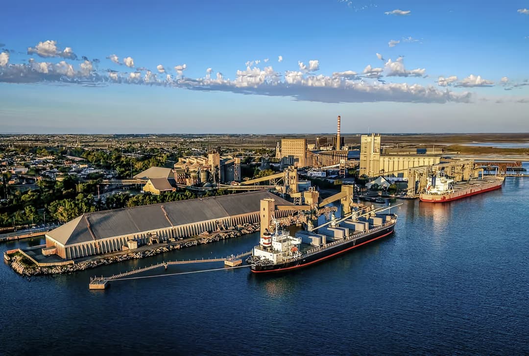 El puerto y el polo industrial de Bahía Blanca, donde Pampa Energía construirá la planta de urea Fértil Pampa. Foto: Consorcio de Gestión del Puerto de Bahía Blanca.